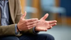 Co podle psychologie znamená, když při rozhovoru hodně gestikulujeme rukama?