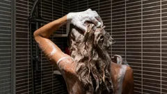 Kdy je lepší mýt si vlasy – ráno nebo večer: Tohle byste měli vědět