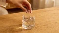 Jak vyčistit stříbrné a zlaté šperky doma, aby znovu zářily