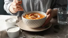 Tohle koření byste do polévky dávat neměli: Kazí chuť, ale mnoho hospodyněk ho přesto používá