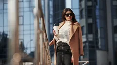 12 chyb ve vašem šatníku, které vás zbytečně zestaršují – a jak je napravit