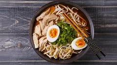 Ramen s kuřecím masem a nudlemi – recept na sytou japonskou polévku