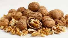 Neodhazujte skořápky z vlašských ořechů: tyto „odpady“ vyřeší spoustu domácích problémů