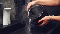 Co rozhodně nesmíte vylévat do dřezu – ne každá hospodyně to ví