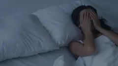 Proč si těsně před spaním najednou vybavujeme trapné chvíle?