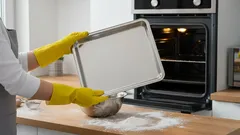 Domácí prostředky na odstranění zaschlého tuku z připálených plechů