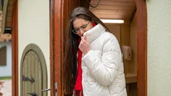 Jak odstranit zápach potu z vrchního oblečení bez praní – účinné domácí prostředky