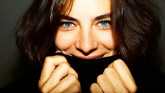 Lehký make-up po čtyřicítce: jednoduchý trik, který pomůže zamaskovat vrásky