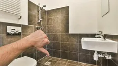 Sbohem klasickým obkladům v koupelně: nový, moderní a na údržbu nenáročný trend roku 2026