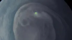 Tajemné světlo Jupiteru: sonda Juno zachytila vzácný atmosférický úkaz