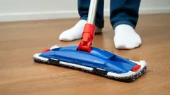 Vyzkoušejte tento trik: Co přidat do vody na vytírání podlahy, aby ponožky zůstaly čisté