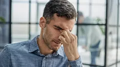 Mnoho lidí to dělá, aniž si to uvědomuje: gesto, které okamžitě prozradí jejich nejistotu