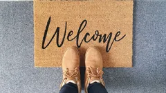 Co dát pod rohožku před vchodem, aby byla podlaha vždy suchá: užitečný trik