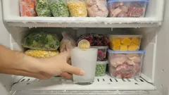 Proč chytří lidé dávají minci do mrazáku, když odjíždějí z domu na delší dobu